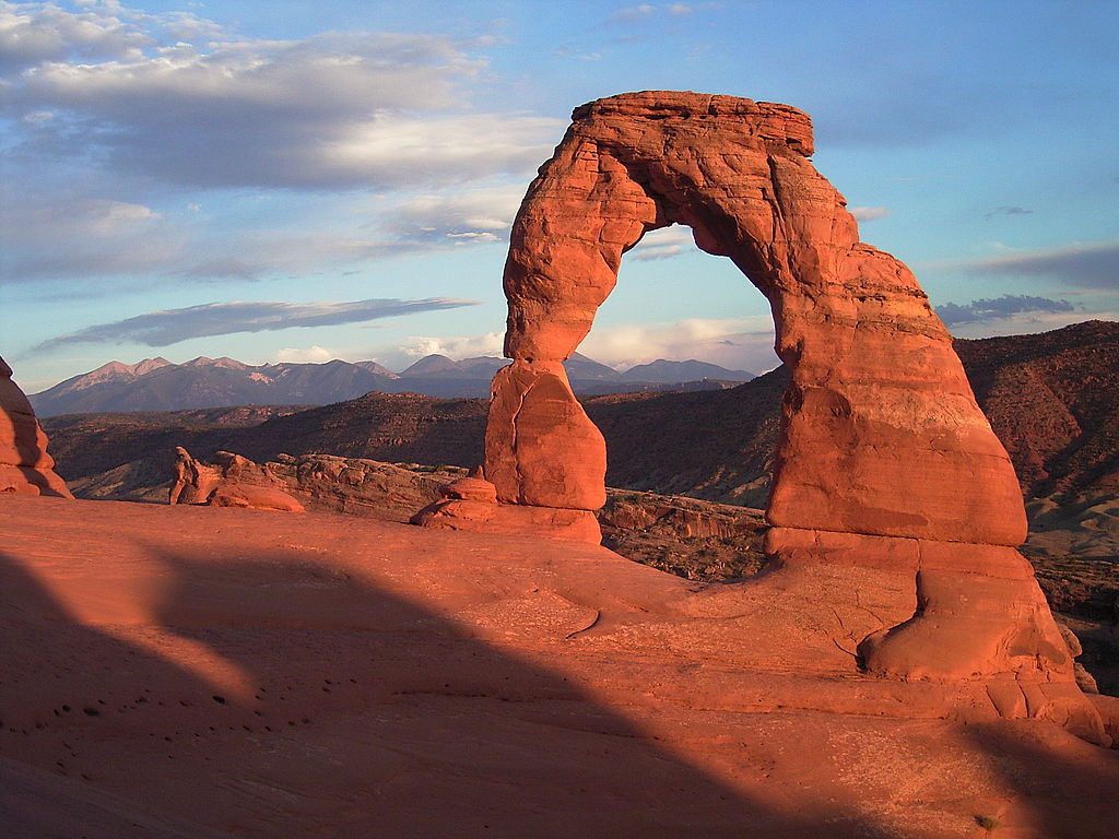 1024px-Delicate_arch_sunset